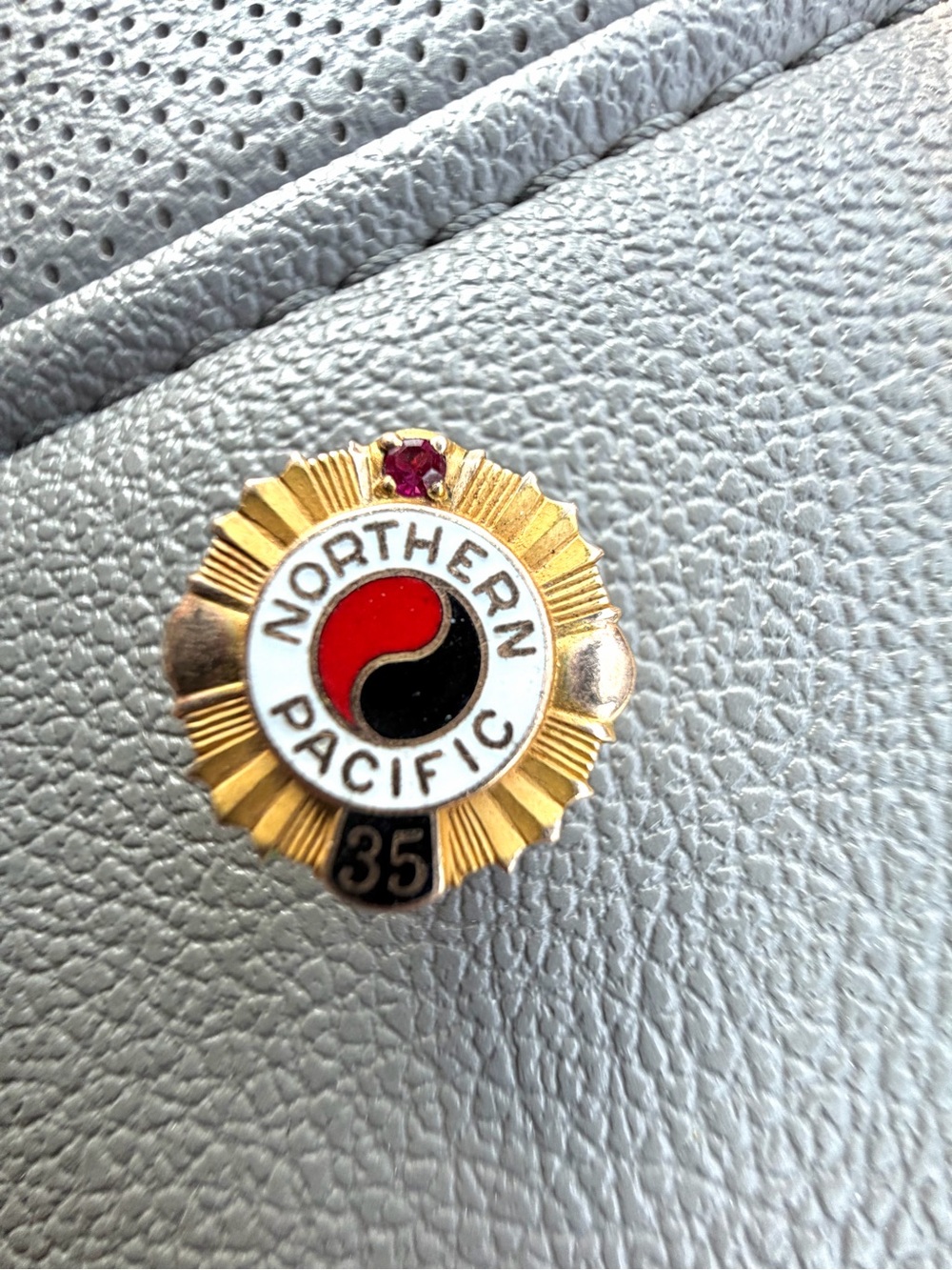 10K Gold Northern Pacific Railway 35 Year Service Pin Ruby Railroad Vintage
